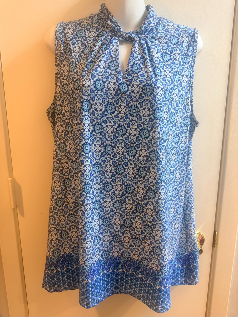 Brody Myles L/XL Sleeveless Blue Patterned Keyhole Tie Neck Top